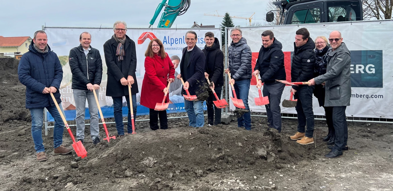 Vertreter von Generalunternehmer Rhomberg Bau, Bauherr Alpenländische Gemeinnützige WohnbauGmbH, Architekturbüro drexelarchitekten und Umsetzungspartnern sowie der Gemeinde Fußach beim offiziellen Spatenstich zur neuen Holz-Wohnanlage an der Bundesstraße. Vertreter von Generalunternehmer Rhomberg Bau, Bauherr Alpenländische Gemeinnützige WohnbauGmbH, Architekturbüro drexelarchitekten und Umsetzungspartnern sowie der Gemeinde Fußach beim offiziellen Spatenstich zur neuen Holz-Wohnanlage an der Bundesstraße.